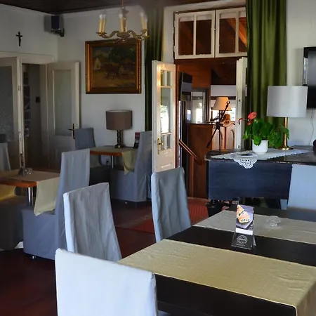 Pensión Viktória 3*