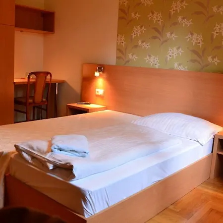 Pensión Viktória Balatonalmádi